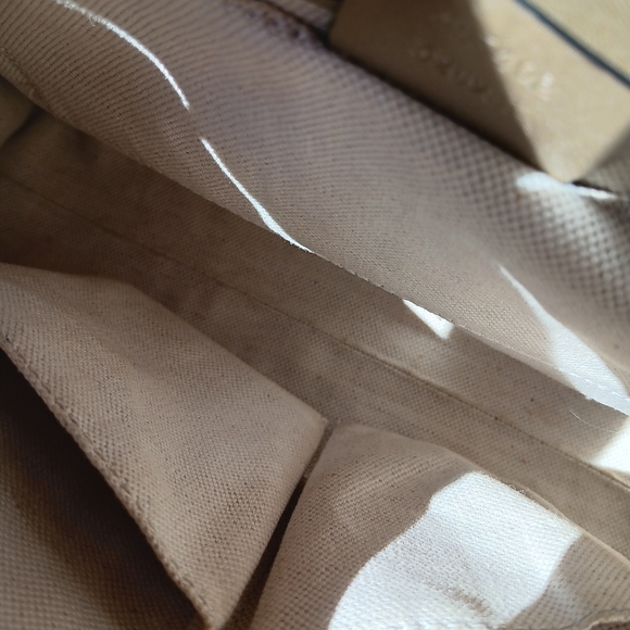 Gucci medium Emily gold embossed shoulder bag - Picture 9 of 16